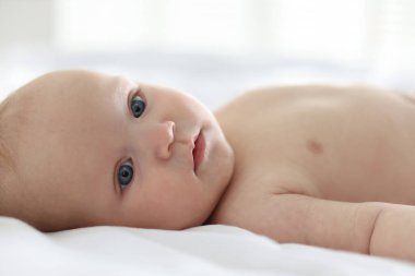 Yeni doğmuş şirin bebek yatağında uzanıyor.