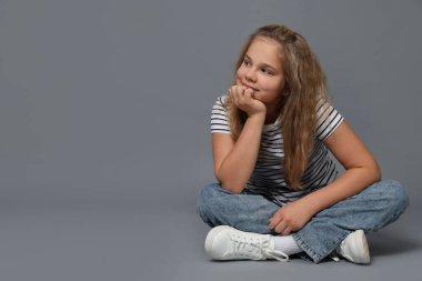 Gri arkaplanda güzel bir kızın portresi, metin için boşluk