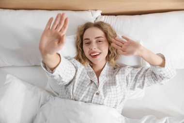 Yatakta uzanan bir kadın, üst manzara.