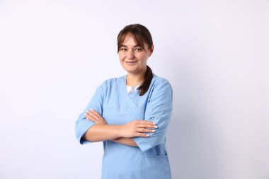 Beyaz arka planda tıp üniformalı bir doktor.