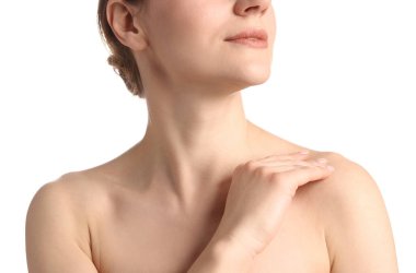 Beyaz arka planda normal cildi olan kadın, yakın plan.