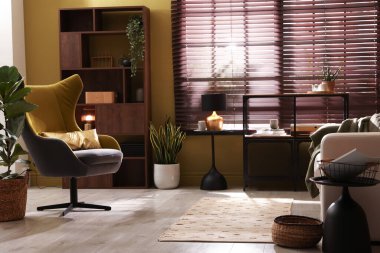 Rahat kanepesi ve diğer mobilyaları olan oturma odası. İç tasarım