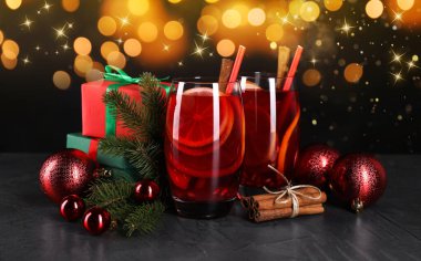 Noel için Sangria içkisi. Bokeh ışıklarına karşı masada bardakta ve dekorda lezzetli bir içecek.