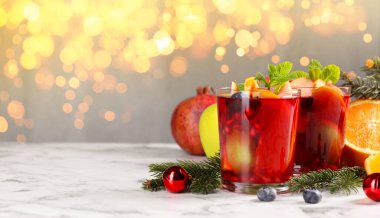 Noel için Sangria içkisi. Bokeh ışıklarına karşı masada gözlüklü ve dekorlu lezzetli bir içecek. Metin için alanı olan pankart tasarımı