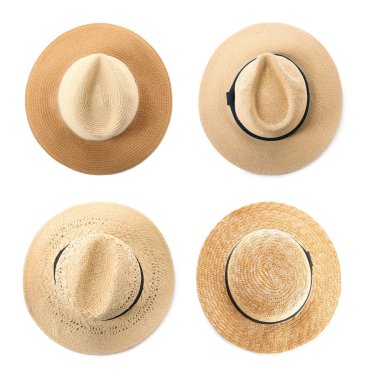 Beyaza izole edilmiş hasır şapkalar. Üst görünüm