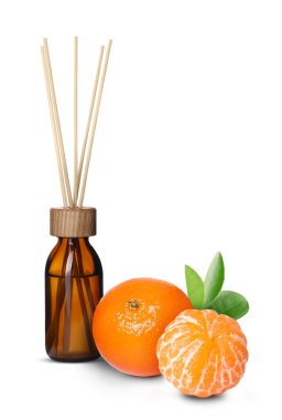 Turunçgiller kokulu sazlıklar ve beyaz mandalinalar.