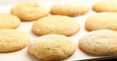 Lezzetli limonlu kurabiyelerin üzerine pudra şekeri koymak tepside dönmek, yakın çekim