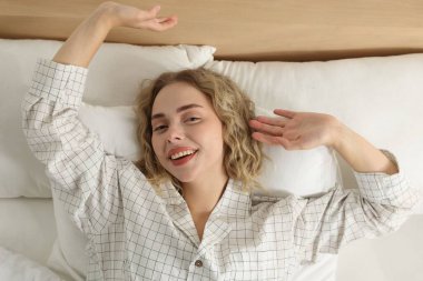 Yatakta uzanan bir kadın, üst manzara.