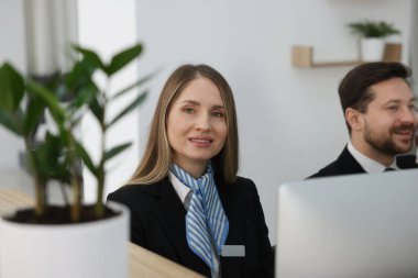 Resepsiyonda çalışan resepsiyonist ve hostes.