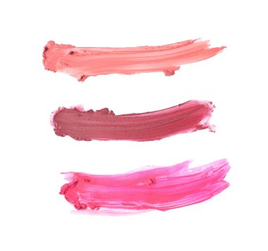 Beyaz, üst görünümde izole edilmiş farklı ruj örnekleri