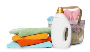 Çamaşır sepeti, yumuşak havlular ve beyaz üzerine izole edilmiş bir şişe deterjan.