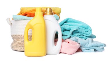 Çamaşır sepeti, yumuşak havlular ve beyaza izole edilmiş deterjan şişeleri.