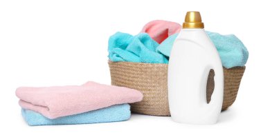 Çamaşır sepeti, yumuşak havlular ve beyaz üzerine izole edilmiş bir şişe deterjan.