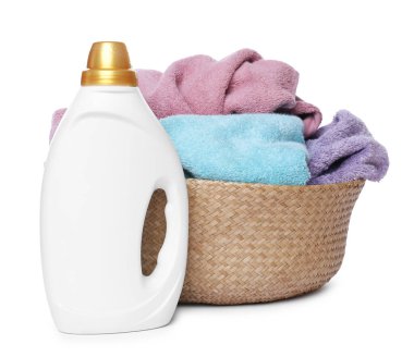 Çamaşır sepeti, yumuşak havlular ve beyaz üzerine izole edilmiş bir şişe deterjan.