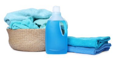 Çamaşır sepeti, yumuşak havlular ve beyaz üzerine izole edilmiş bir şişe deterjan.