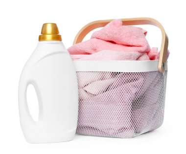 Çamaşır sepeti, yumuşak havlular ve beyaz üzerine izole edilmiş bir şişe deterjan.