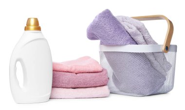 Çamaşır sepeti, yumuşak havlular ve beyaz üzerine izole edilmiş bir şişe deterjan.