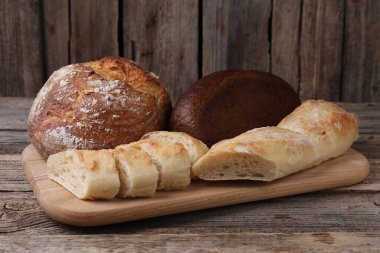 Tahta masadaki farklı ekmek türleri, yakın çekim.