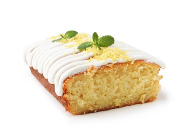 Lezzetli limonlu pasta, krema, lezzet ve nane ile süslenmiş beyaz üzerine izole edilmiş.