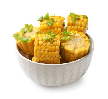 Kaynamış mısır koçanı parçaları ve yeşil soğan beyaz kasede izole edilmiş.