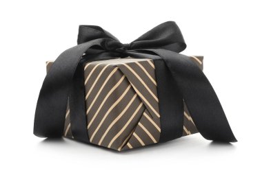 Siyah kurdeleli hediye kutusu beyaz üzerine izole