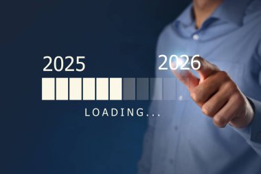 İş adamı koyu mavi arka planda çubuğu olan sanal ekran kullanıyor, yakın plan. Yeni Yıl 2026