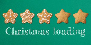 Noel yüklemesi, tatil beklentisi. Yeşil arka planda kremalı zencefilli kurabiye süsleme