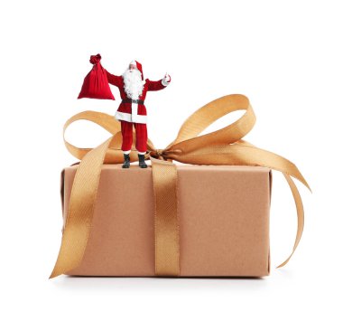 Beyaz arka planda büyük hediye kutusuyla çanta taşıyan Noel Baba