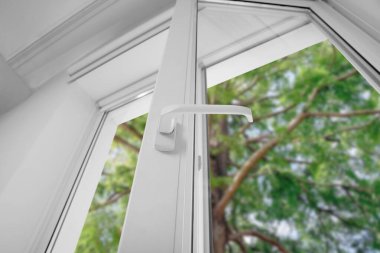 Pencereyi aç, kapat. Yeşil ağaç, camdan bak.