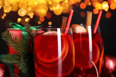 Noel için Sangria içkisi. Bokeh ışıklarına karşı gözlük ve dekorla nefis bir içecek.