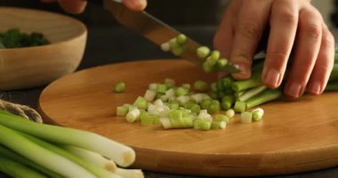 Masada yeşil soğan doğrayan kadın, yakın plan.