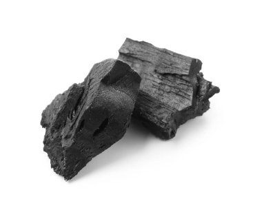 Siyah kömür parçaları beyaza izole edilmiş.
