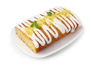 Lezzetli limonlu pasta, krema, lezzet ve nane ile süslenmiş beyaz üzerine izole edilmiş.