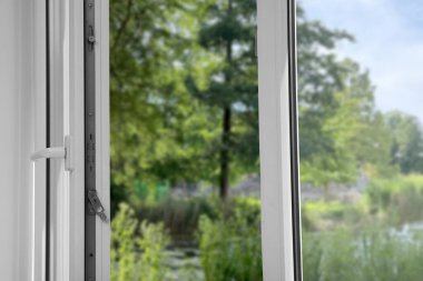 Pencereyi aç, kapat. Yeşil bahçe, camdan manzara