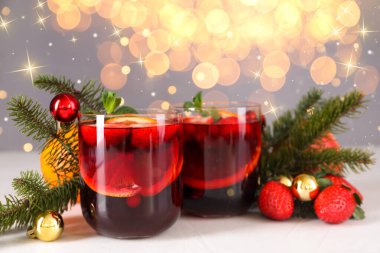 Noel için Sangria içkisi. Bardakta ve masada nefis bir içecek.