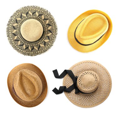 Beyaza izole edilmiş hasır şapkalar. Üst görünüm