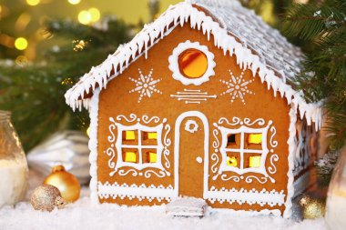 Güzel zencefilli kurabiye evi ve Noel dekoru bulanık ışıklara karşı, yakın plan. Bokeh etkisi