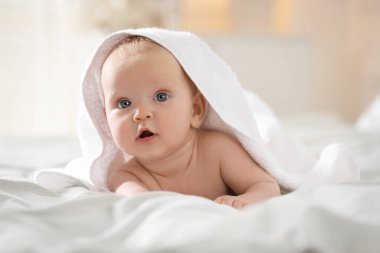 Beyaz havluyla sarılmış şirin bir bebek.