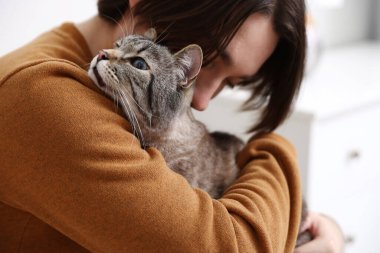 Evinde sevimli kedisi olan bir adam, yakın plan.