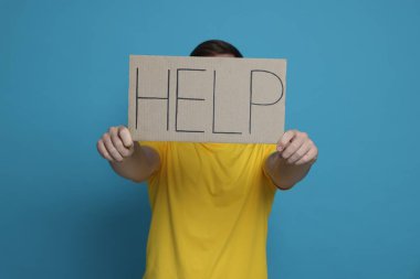 İşaretli adam açık mavi arkaplanda yardım