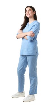 Beyaz arka planda tıp üniformalı bir doktor.