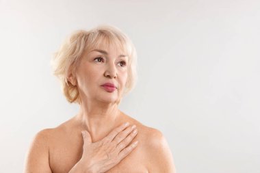 Açık gri arka planda güzel bir son sınıf öğrencisi. Metin için boşluk