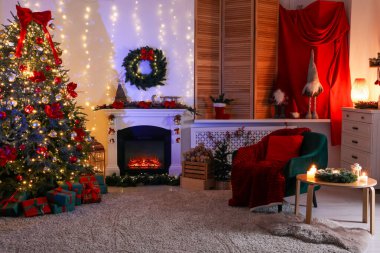 Güzel bir şömine, Noel ağacı ve rahat odada şenlikli bir dekor. İç tasarım