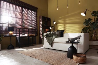 Rahat kanepesi ve diğer mobilyaları olan oturma odası. İç tasarım