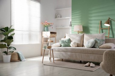 Rahat kanepe ve dekorlu oturma odası. İç tasarım