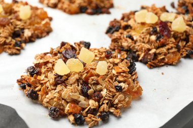 Tahta masadaki tepside lezzetli granola çubukları, yakın plan.