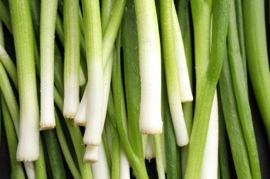 Arka plan olarak birçok taze soğan, üst görünüm