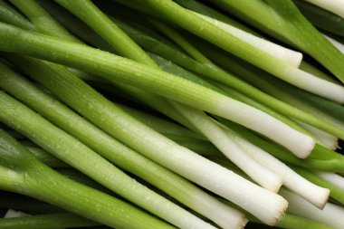 Arka plan olarak pek çok taze soğan, yakın plan