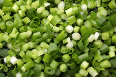 Arka plan olarak taze yeşil soğan kes, üst görünüm