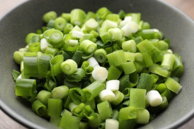 Tabakta yeşil soğan kes, yakından çek.